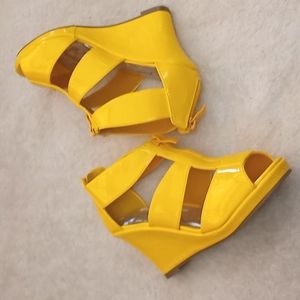 yellow platform shoe 💛 with closure on the back
